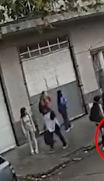 Video impactante: la extraña razón por la que una alumna de 15 años apuñaló a un compañero