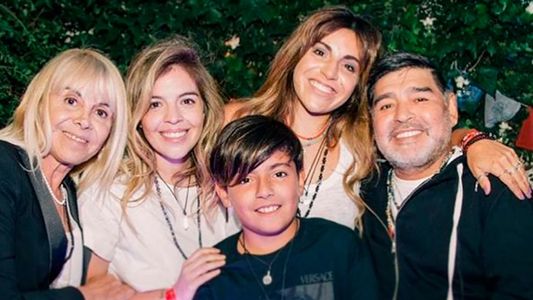 Dalma y Gianinna se tatuaron el pie en homenaje a su papá y comparten el modelo con los maradonianos