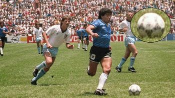 Diego Maradona está a punto de hacer el gol más hermoso de la historia de los Mundiales.