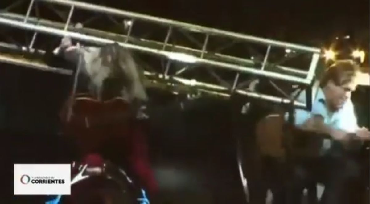 El video del dramático momento en un show: una pantalla gigante cayó ...