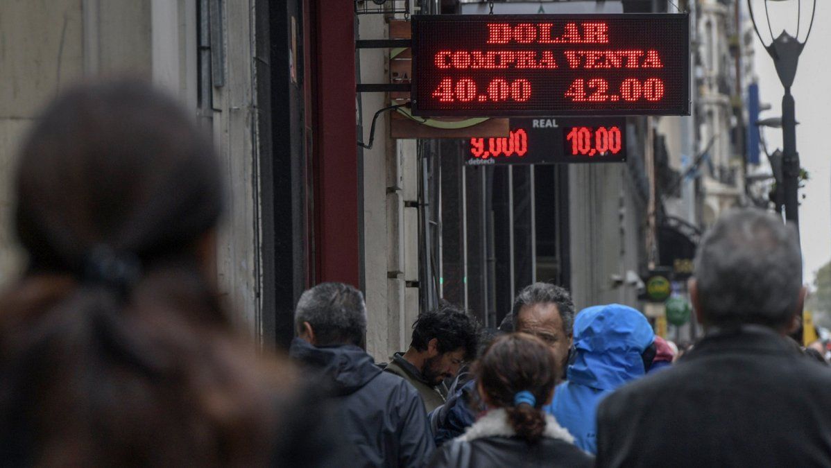 La reacción de los mercados al acuerdo con el FMI: el dólar se disparó más de un peso y cayó casi 20 puntos el riesgo país