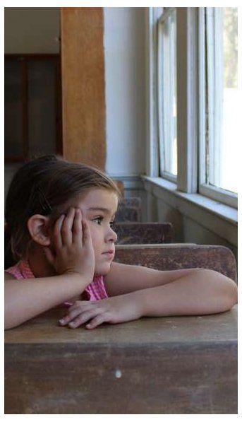 Una maestra le ató las manos a la silla a una nena con autismo