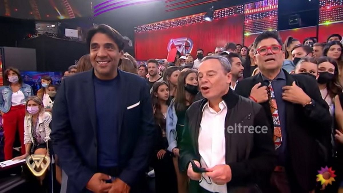 Las autoridades de El Trece, Pablo Codevila y Coco Fern&aacute;ndez, en el piso del &uacute;ltimo ShowMatch de este 2021. El gran ausente fue Adri&aacute;n Suar y Marcelo Tinelli no se lo dej&oacute; pasar.&nbsp;&nbsp;