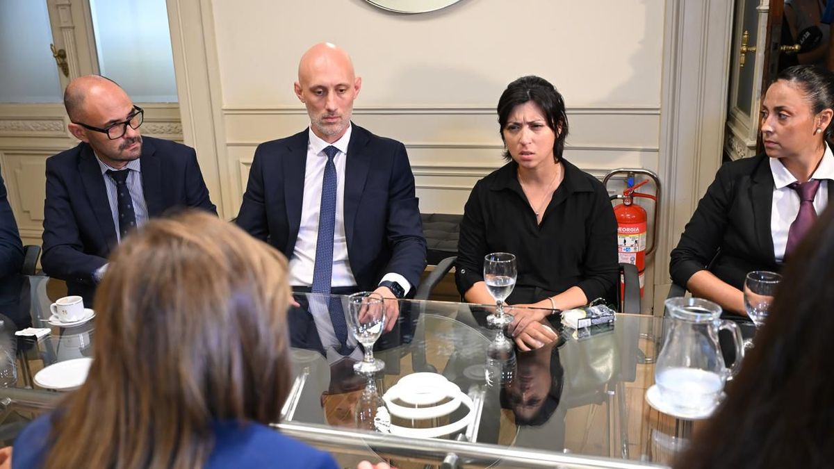 Bullrich recibió en el Senado a la madre de Jeremías Monzón, donde dialogaron sobre el proyecto de ley que busca bajar la edad de imputabilidad a los 13 años. (Foto: prensa Bullrich).