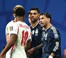 Así fue el fuerte cruce entre los jugadores y tensión desde el inicio de la semifinal entre Argentina e Inglaterra