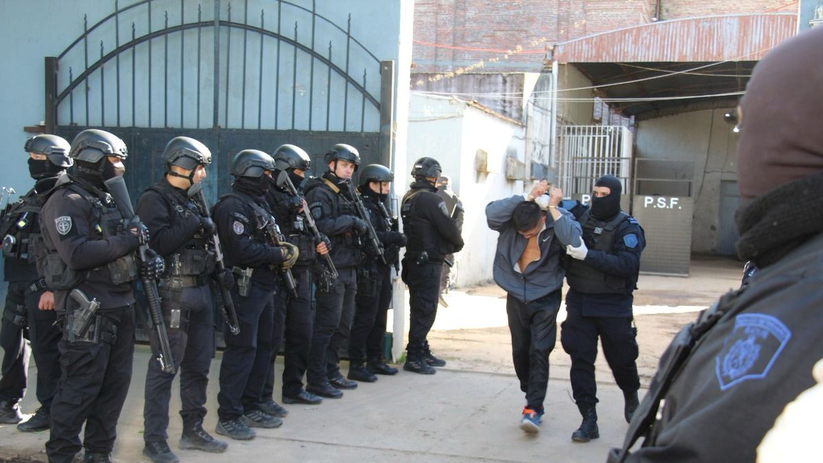 Santa Fe vacía las comisarías de Rosario y traslada presos a un nuevo complejo penitenciario
