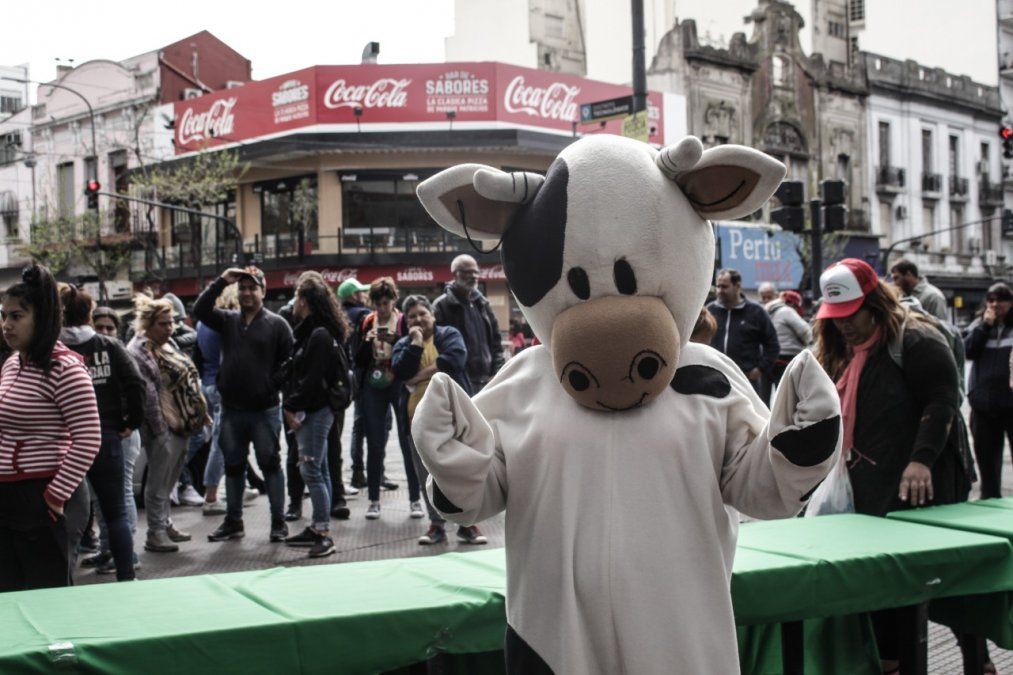 Tres litros a $90: organizaciones populares y cooperativas lanzaron el Club de la leche