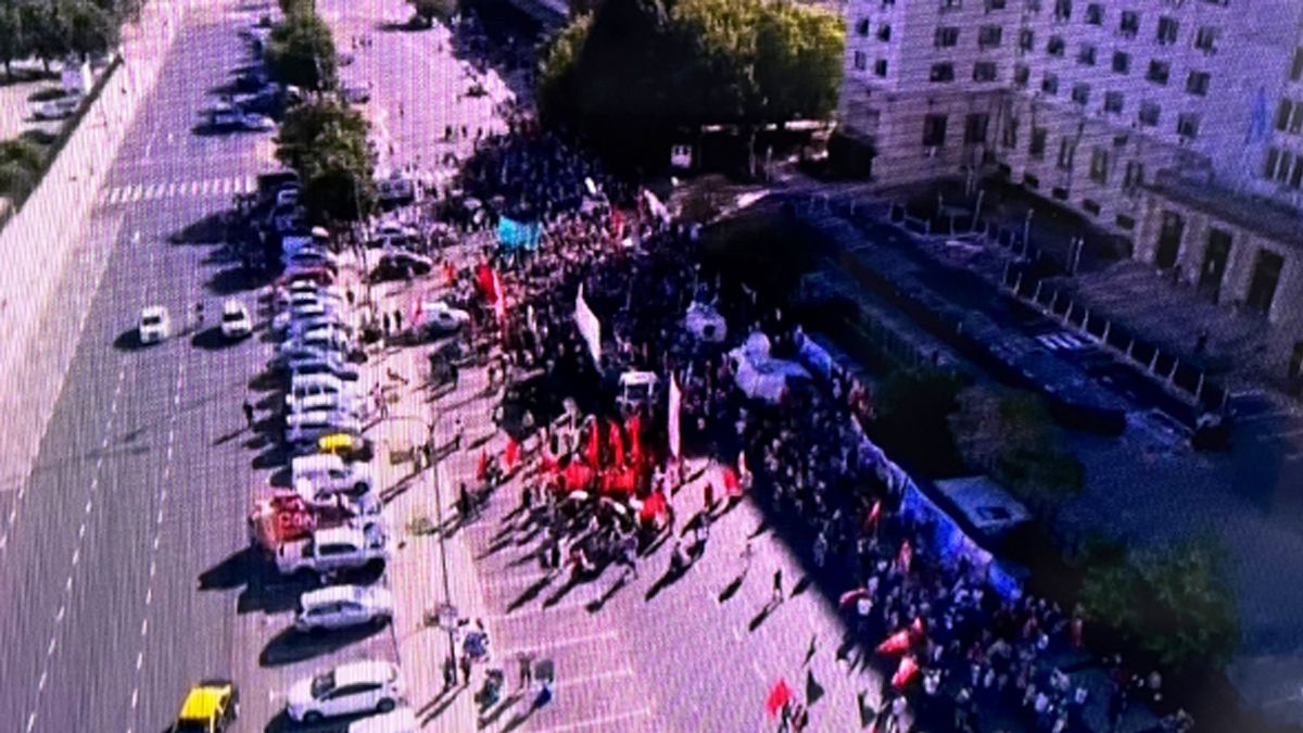 Se registraron incidentes menores en la puerta de los tribunales de Comodoro Py tras la condena a Cristina Kirchner. (Foto: captura TV)