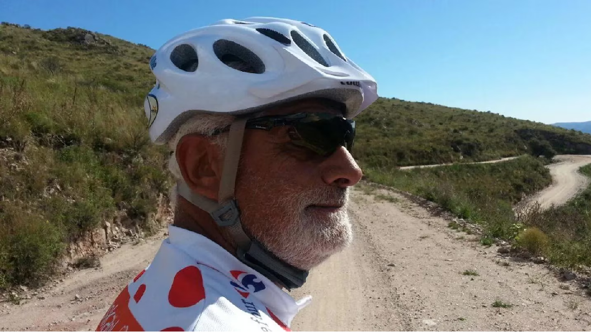Ocurrió en Córdoba. Murió un ciclista que pedaleaba con amigos y cayó por un barranco (Foto: Facebook / Horacio Dorado)