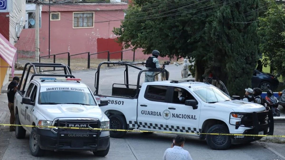 La policía y los forenses de Chilpacingo trabajando en el lugar en donde decapitaron al intendente. (Foto: Gentileza El sol de Chilpancingo)