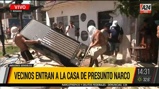 Rosario: vecinos del niño acribillado saquearon e incendiaron la casa de un presunto narco