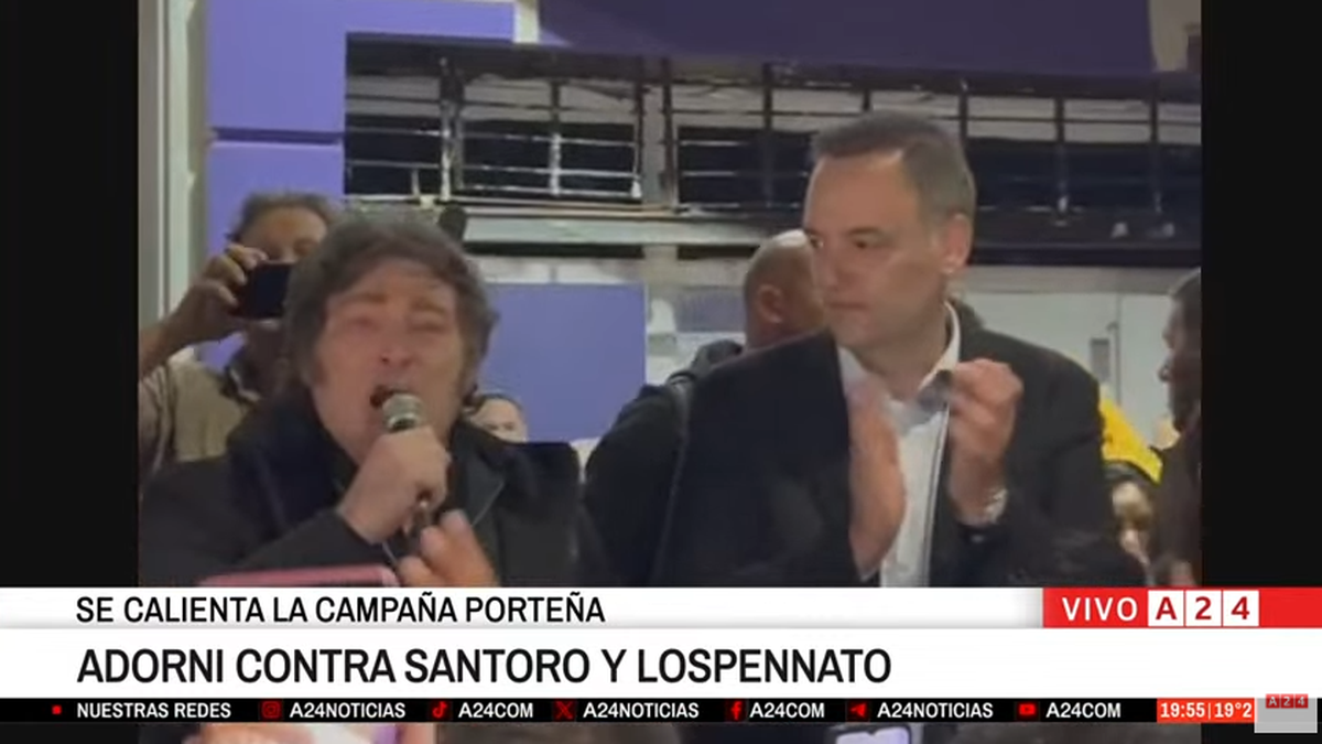 Milei y Adorni esutvieron entre la multitud en Villa Lugano (Foto: YouTube).