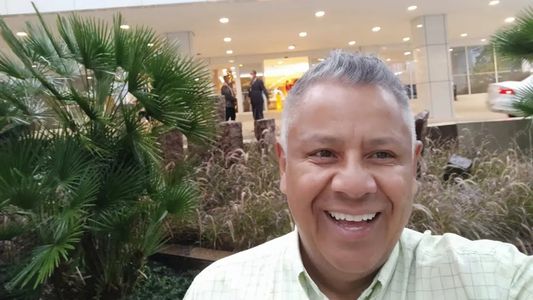 Un hombre fingió su propia muerte y organizó un funeral para ver quién iba: el inesperado final