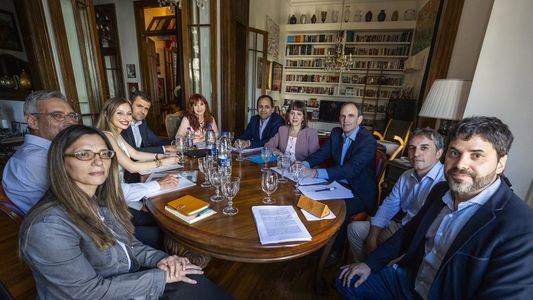 Quiénes son los nueve economistas que se reunieron con Cristina Kirchner en su casa