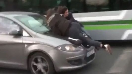 Video | El momento en que atropellan a dos mujeres en Barcelona durante la marcha del 8-M