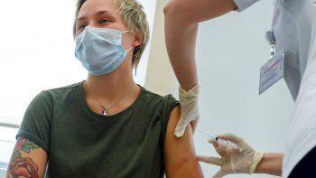 Vacunas contra el Covid: las razones por las cuales el Ministerio de Salud aprobó la Sputnik V y la ANMAT la de Pfizer