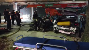 Navidad accidentada: chocó contra una grúa, tuvo que ser rescatado y se salvó de una tragedia