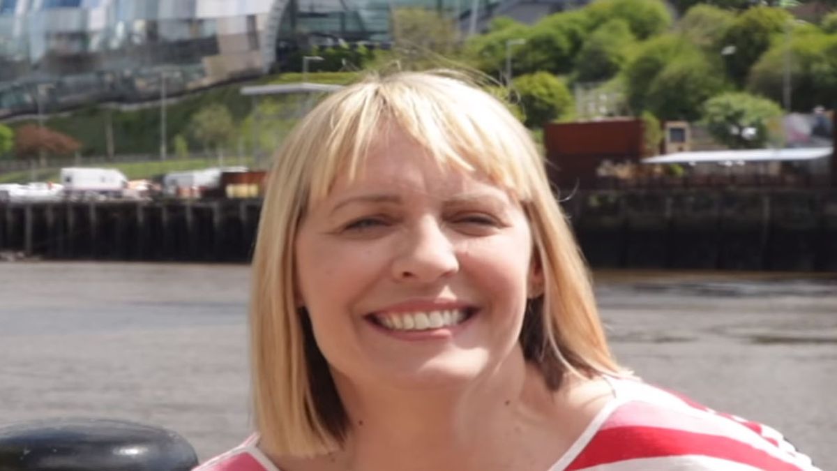 Lisa Shaw tenía 44 años. La presentadora de la BBC murió por coágulos una semana después de ser vacunada (Foto: Facebook BBC).
