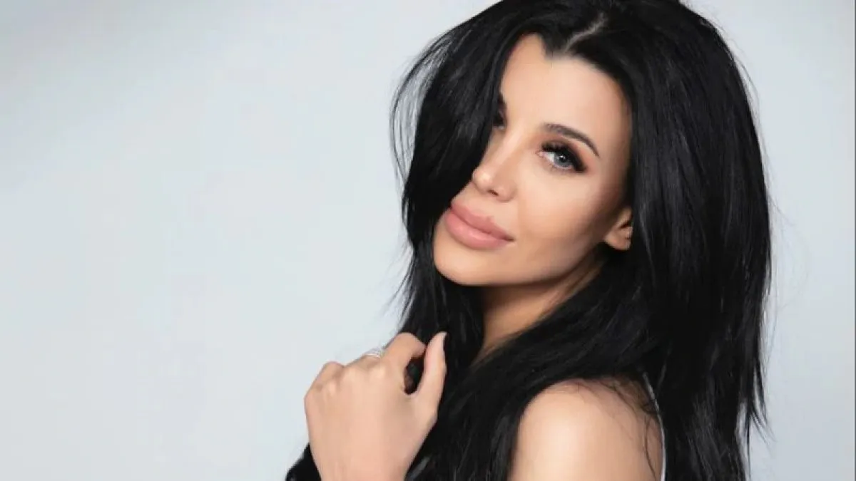 Charlotte Caniggia se puso la de tiritas y posó de espaldas: Que lomo muñecota