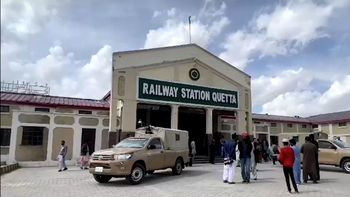 Aseguran que terminó el inusual secuestro a un tren, pero hay varios pasajeros muertos