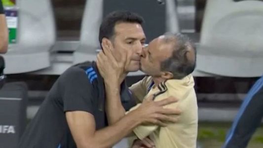 Quién es Marito, el hombre que besó a Scaloni tras el triunfo de Argentina ante Ecuador