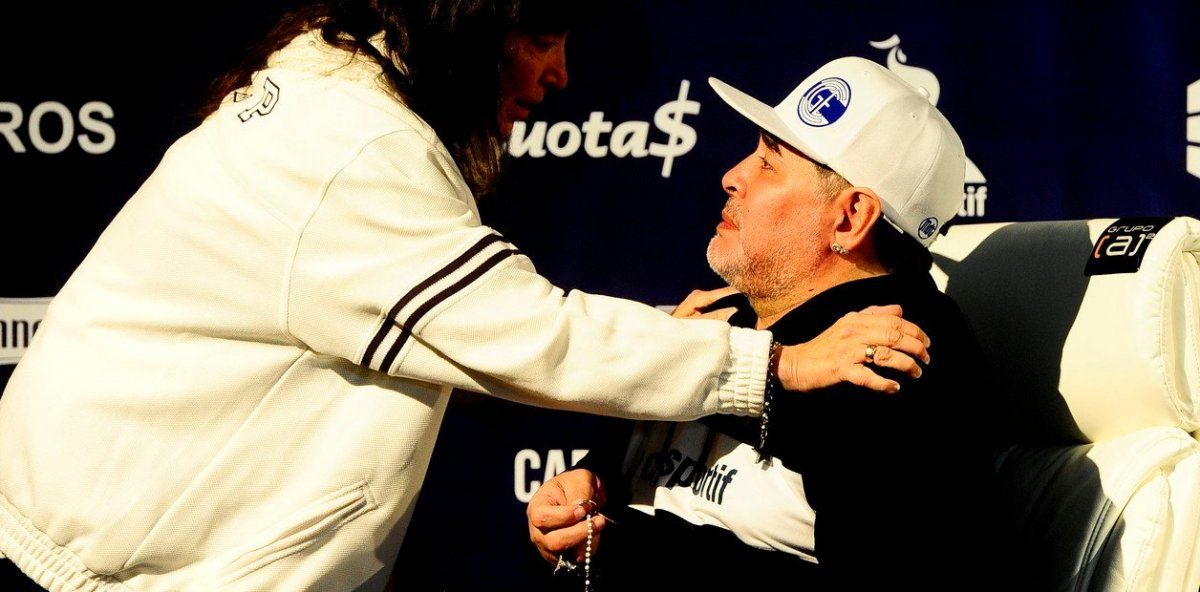 La hermana de Cristina le regaló a Maradona un llavero de Ofelia, su madre, quien era fanática de Gimnasia