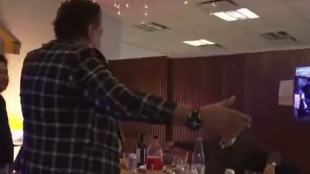 Tremenda pelea en pleno vivo