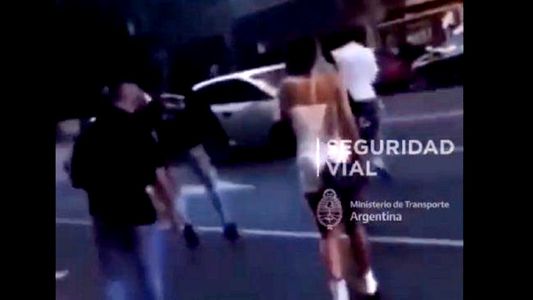 Locura en Palermo: lo echaron de un boliche, decidió chocar la reja del lugar y atropelló a un joven