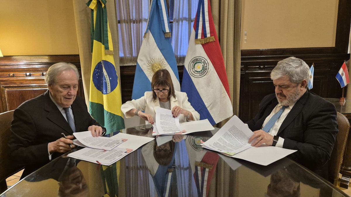 La funcionaria sell&oacute; el acuerdo junto a Enrique Lewandowski, de Brasil,&nbsp;y Enrique Riera Escudero, de Paraguay.