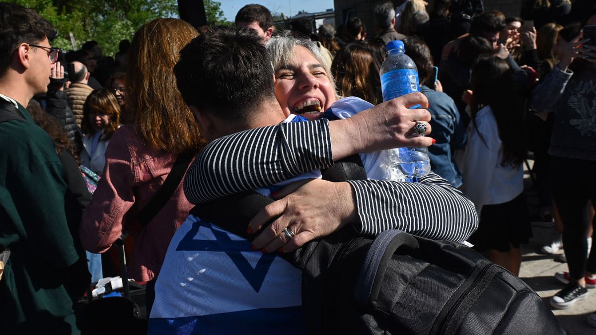 El emotivo reencuentro de los argentinos evacuados de Israel con sus familias (Foto: Télam)