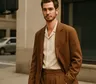 Andrew Garfield y la nueva elegancia masculina: trajes relajados, guiños retro y cero rigidez