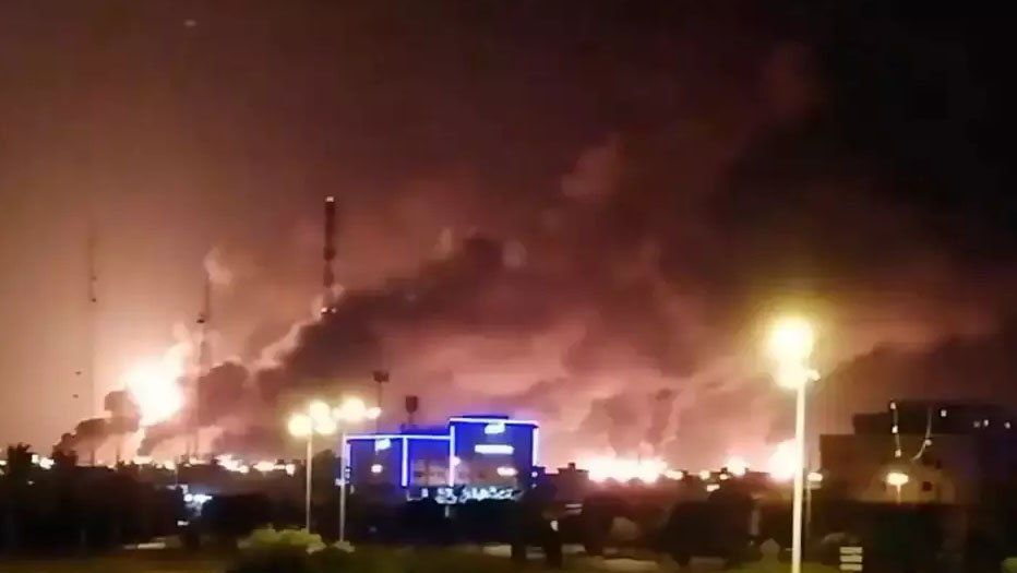 Por un ataque a plantas petroleras en Arabia Saudita, se dispara el precio del crudo