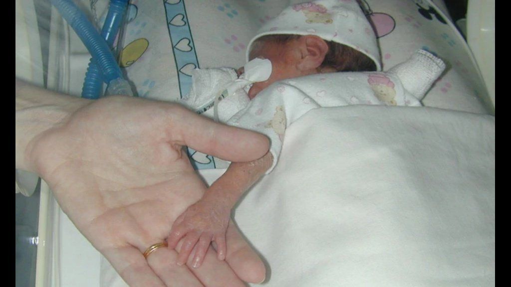 Fue a la morgue a despedirse y encontró que su hija estaba viva
