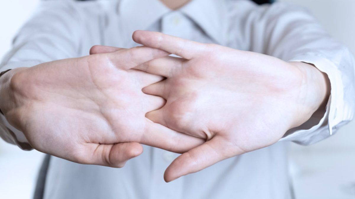 Sonarse los dedos produce un crujido característico debido a la cavitación en las articulaciones. La ciencia demuestra que este hábito no causa artritis