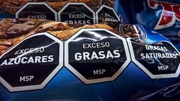 Etiquetado frontal: desde hoy empezarán a verse los primeros productos con sellos en las góndolas