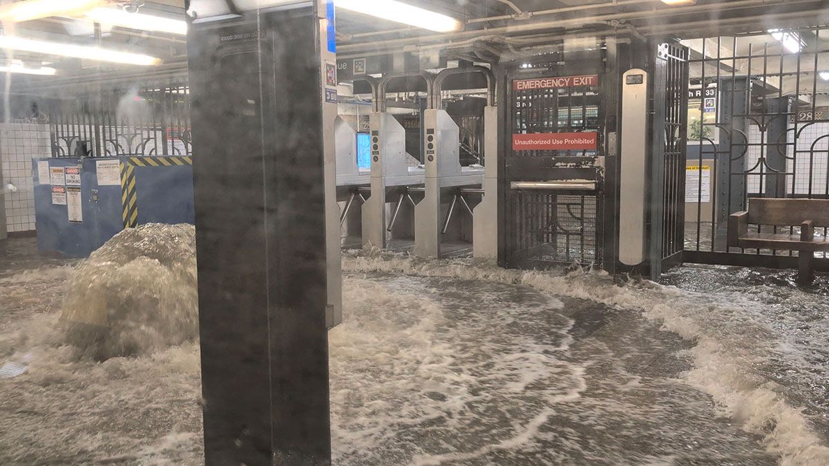 Inundaciones en el subte de Nueva York causaron un colapso en el servicio (Foto: Reuters).