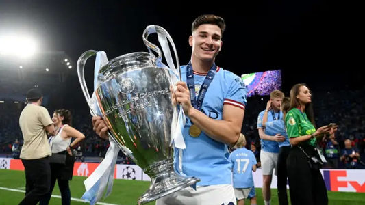 Julián Álvarez: festejo con su pareja, viaje con la Selección, vacaciones y un futuro incierto