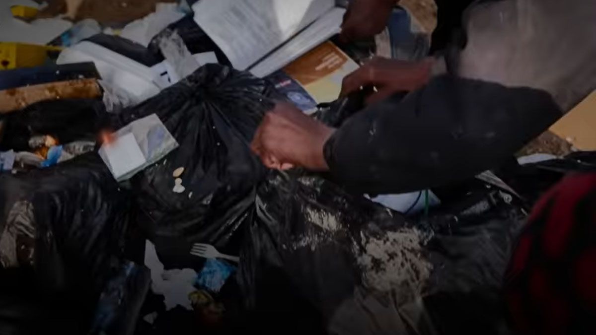 Todos los d&iacute;as, las "personas basurero" revisan los desperdicios para hallar algo para comer en el noreste sirio (Foto: gentileza BBC).