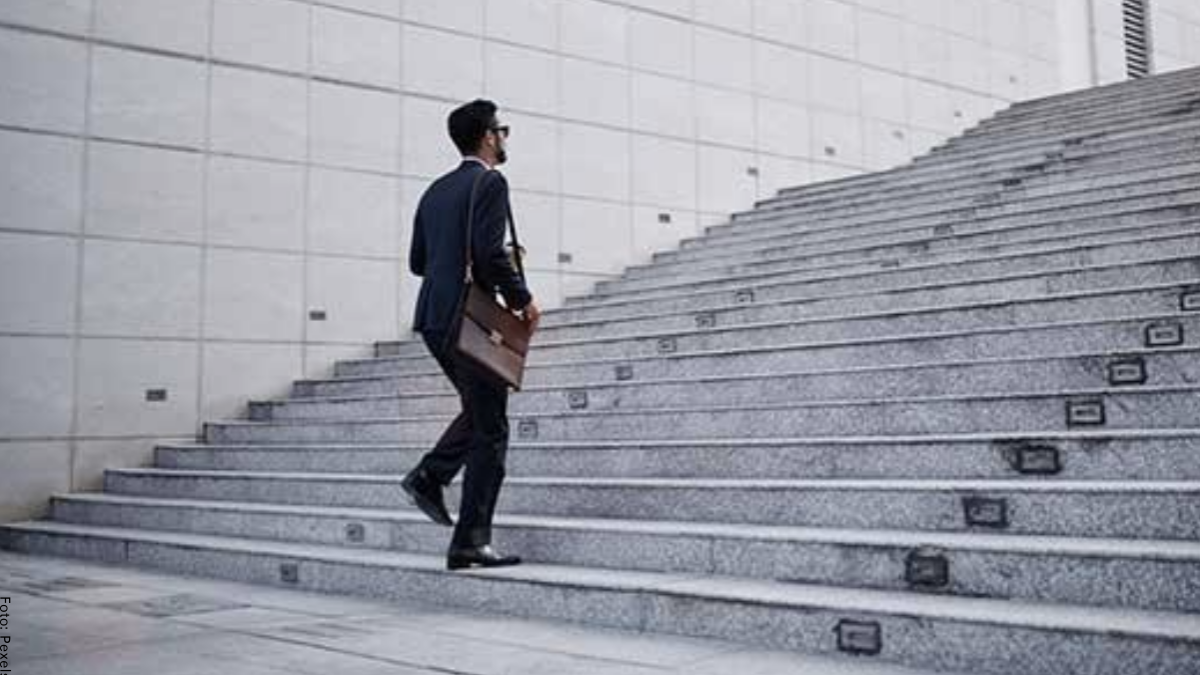 Las escaleras en los sueños simbolizan transiciones: lo que dejás atrás y lo que querés alcanzar. Foto: Sueño/Internet.