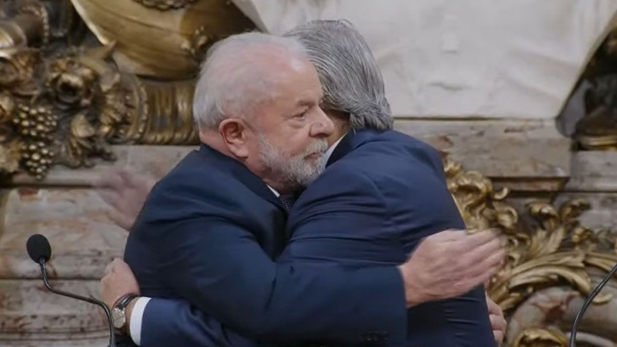 Lula y Alberto Fernández se abrazan al terminar su declaración conjunta (Foto: Captura de TV)
