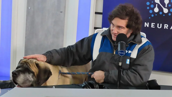 Javier Milei con su perro Conan.