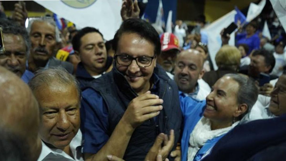 Los últimos instantes. Villavicencio terminó un acto en una escuela y está a punto de subir al auto en el que recibió 40 balazos. (Foto: Gentileza El Comercio)