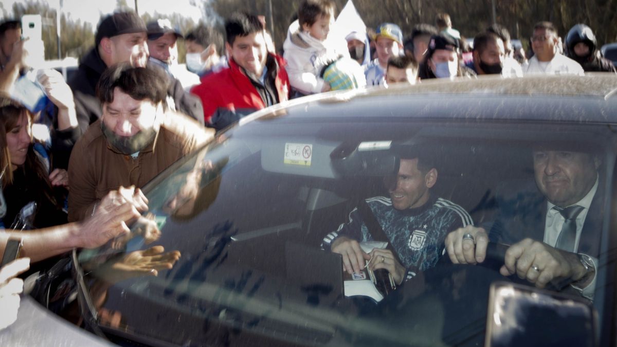 Lionel Messi deja el predio de la AFA en Ezeiza para reunirse con su familia en Rosario.