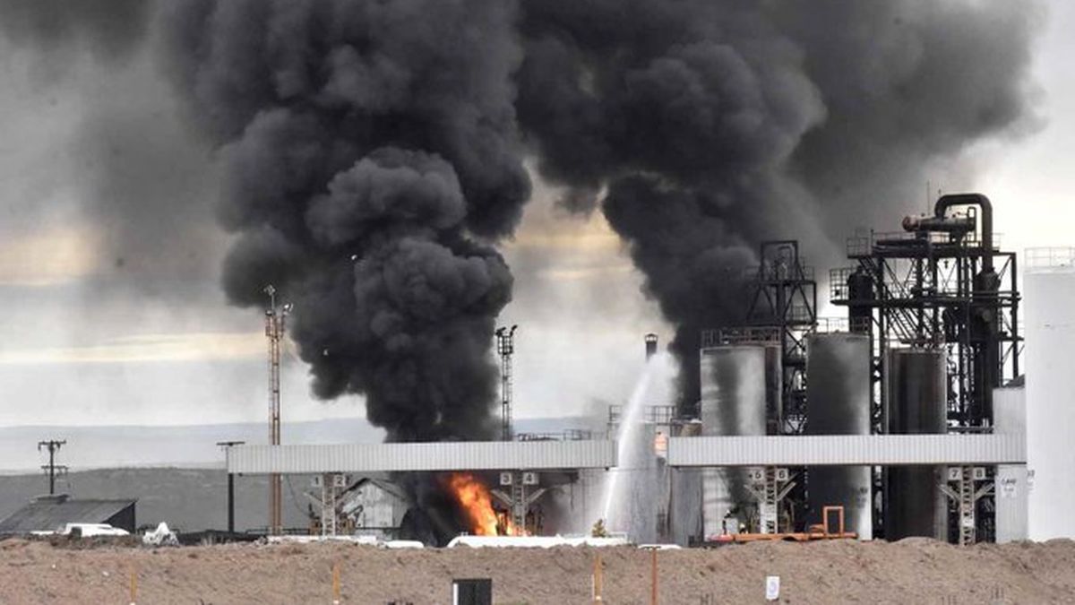 Neuquén: impactante explosión en una refinería en la localidad de Plaza Huincul dejó un saldo de tres muertos (Foto: AP/Diario Río Negro).