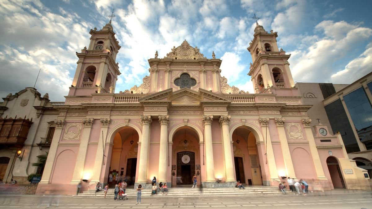 La catedral de Salta. En ese lugar se habría practicado un exorcismo hace una semana (Foto: archivo).