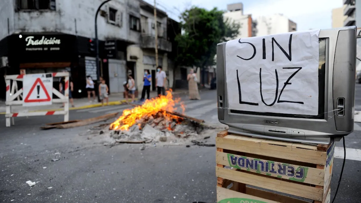 Miles de usuarios continuaban sin suministro eléctrico (Foto: Telam).