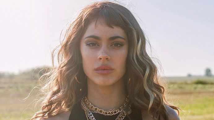 Tini Stoessel en Miami: Amigas, sol y bikini azul al borde de la censura