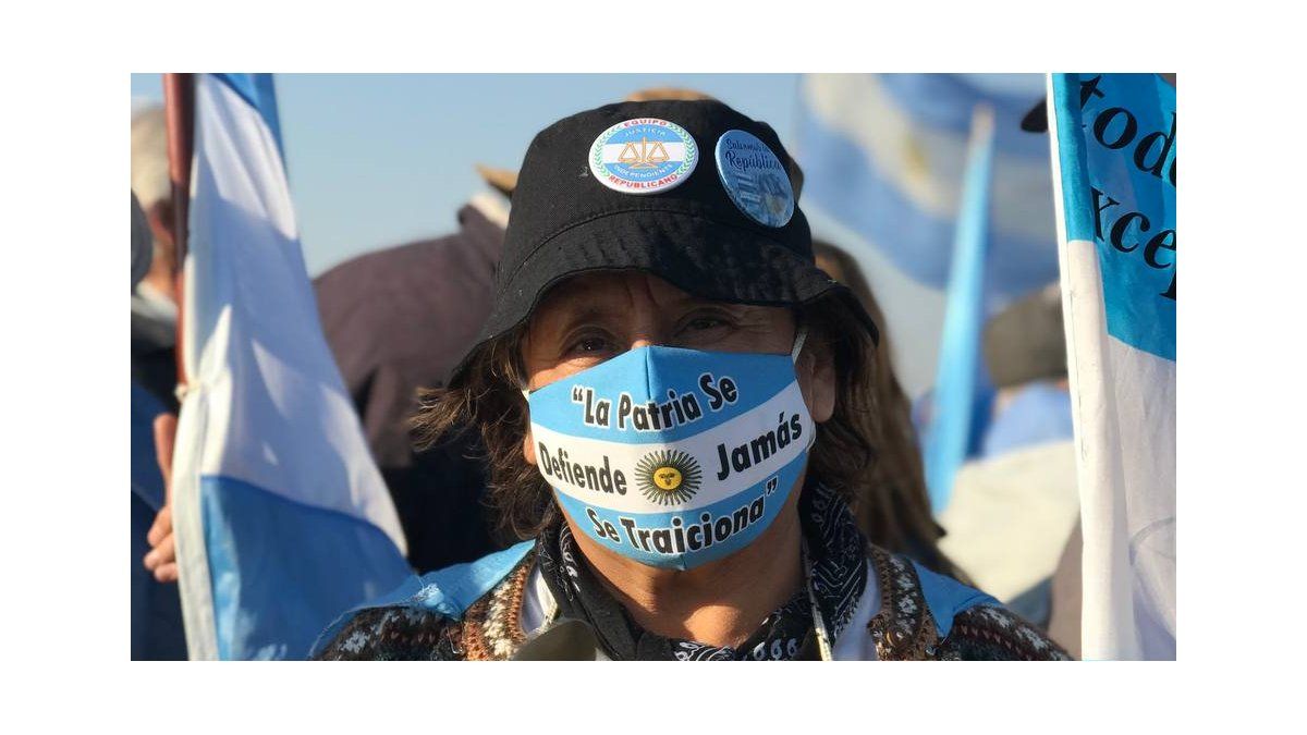 Una de las manifestantes en el reclamo del agro en San Nicolás, a la vera de la ruta 9. 
