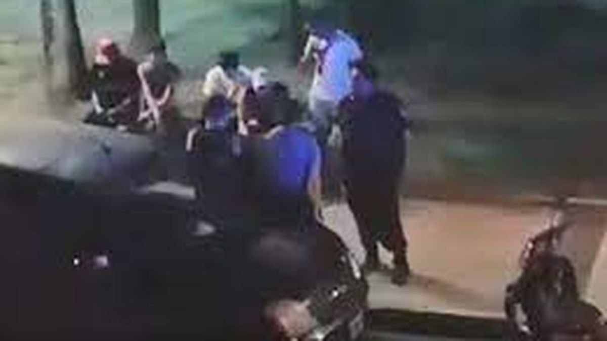 Una vecina llamó a la Policía porque unos chicos hacían ruido en una plaza y el oficial se puso a beber con ellos (Foto: NA).