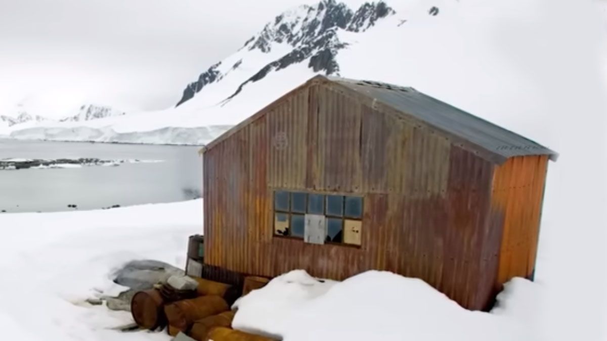 Los sovi&eacute;ticos alcanzaron a desmantelar una base cuando se form&oacute; el gigantesco iceberg A23.a (Foto: captura de TV).